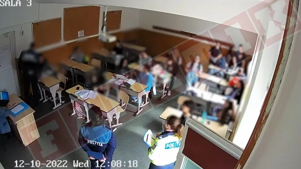Copii percheziționați ca infractorii, în timpul orei. Reacția Poliției după apariția înregistrării cu descinderea - VIDEO