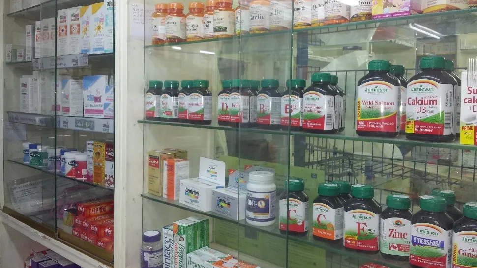 Jaf de amploare la o farmacie din Satu Mare. Prejudiciu uriaș, percheziții la casa unei tinere