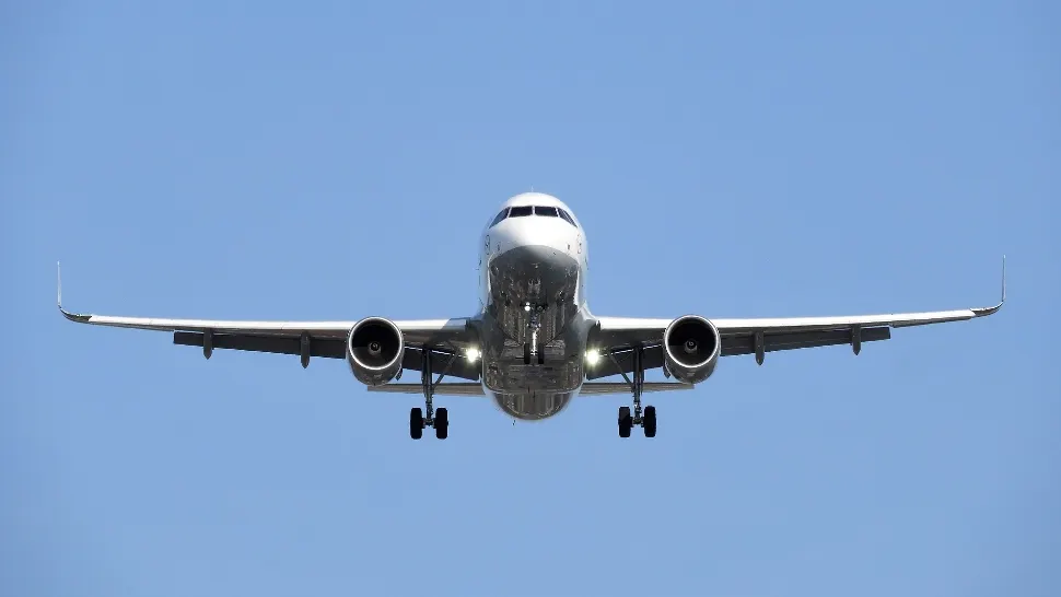 Clipe de groază filmate într-un avion. Aeronava, nevoită să aterizeze de urgență după ce a traversat o furtună puternică - VIDEO