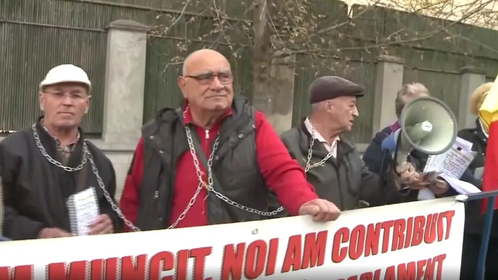 Protest de amploare în fața Ministerului Muncii. Pensionarii s-au legat cu lanțuri 