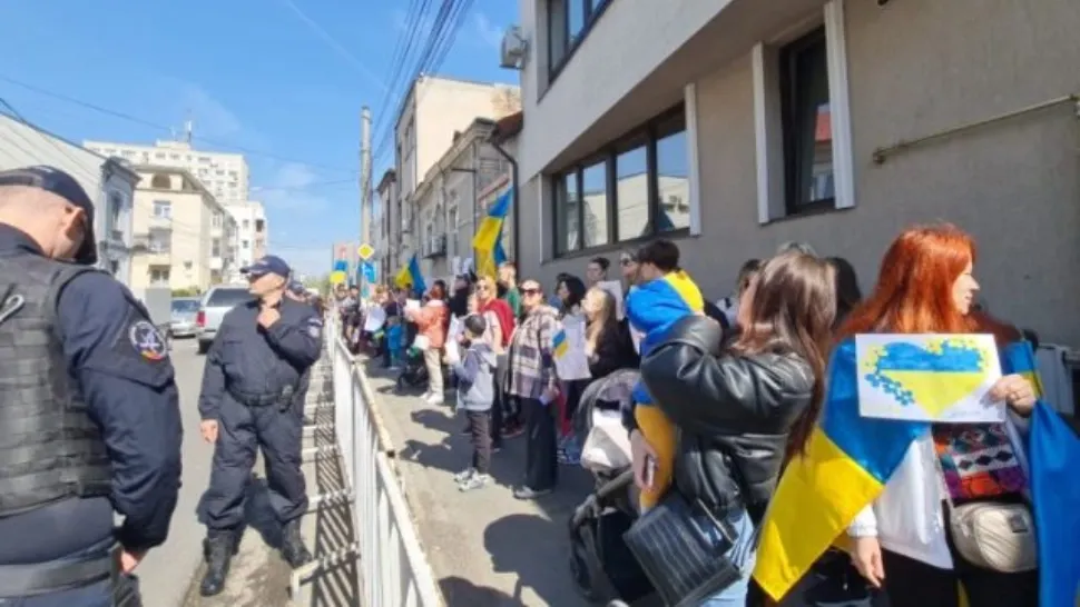 Refugiații ucraineni protestează în fața Consulatului Rusiei din Constanța, împotriva crimelor de război