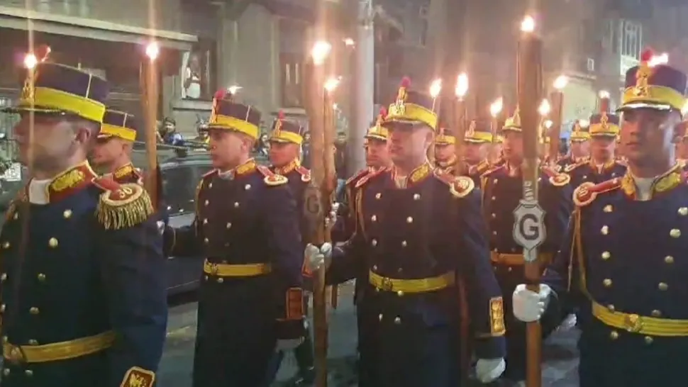 Sute de români alături de militari, la ceremoniile de Ziua Armatei Române. Retragerea cu torțe - spectacol emoționant în Capitală - VIDEO