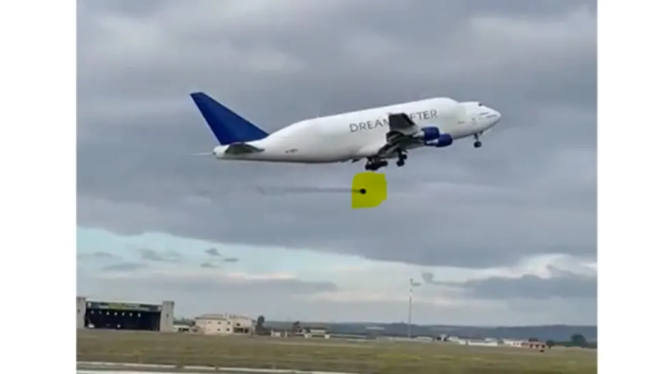 Panică lângă un aeroport din Italia. Un avion a pierdut o roată de peste 100 de kilograme în timpul decolării - VIDEO
