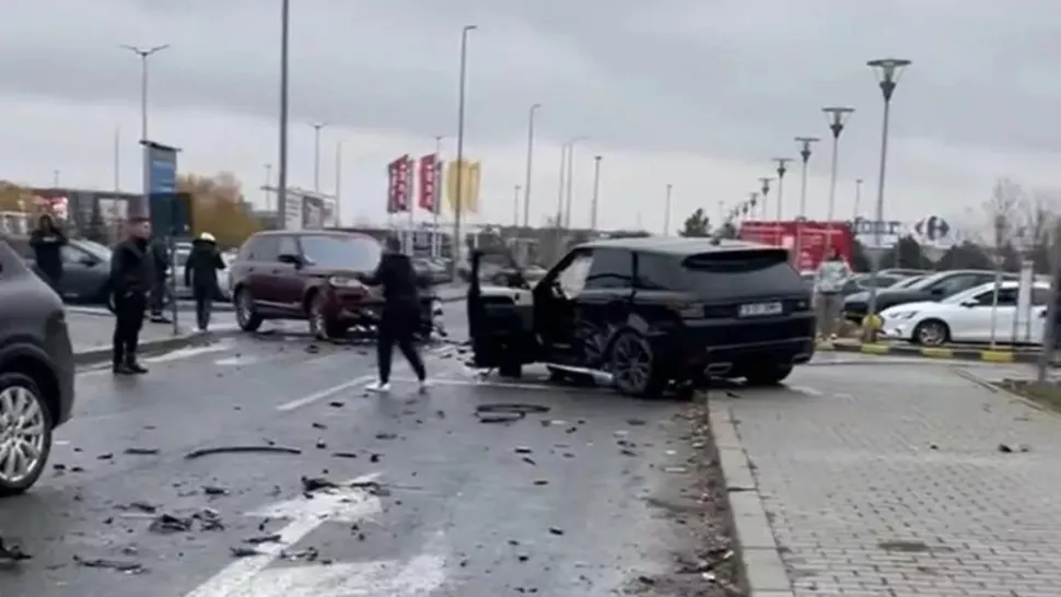 Accident cu 4 mașini în parcarea unui mall din Capitală