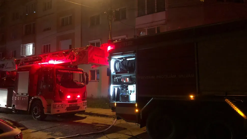 EXPLOZIE urmată de incendiu într-un bloc din Reșița: O persoană, la spital - Deflagrația, produsă de backdraft, nu de gaz - FOTO