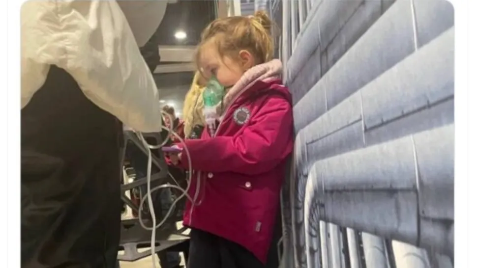 Situație disperată în Kiev. O familie a venit la o benzinărie pentru a conecta la curent inhalatorul de care fetița lor avea nevoie pentru a respira