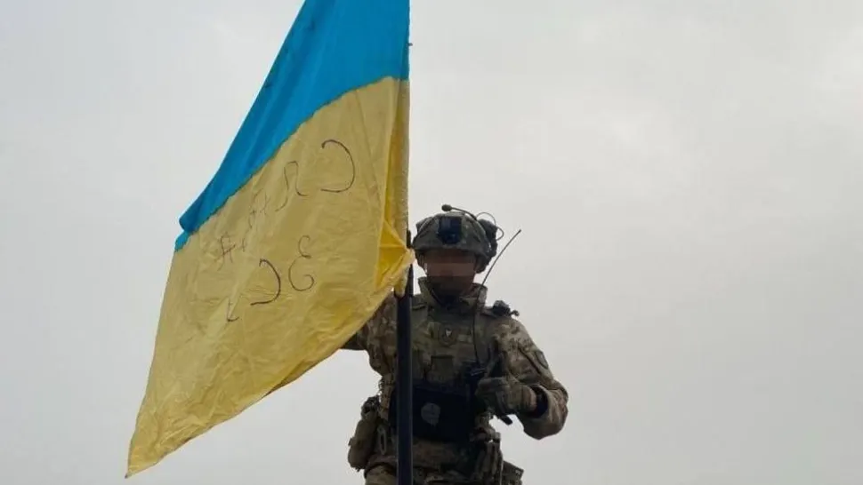 Război în Ucraina - Ziua 261 - Ucraina și-a arborat steagul în orașul Herson. Ce spune Kremlinul despre sfârșitul războiului și retragerea din ultimele zile - LIVE TEXT