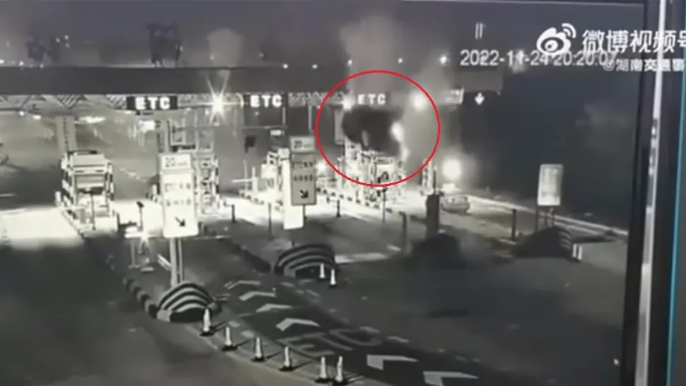 Momentul în care o mașină izbește un separator din beton și zboară 15 metri în aer, în fața unei stații de taxare din China - VIDEO