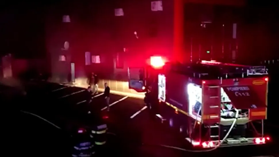 Val de incendii în țară: o cabană a fost mistuită de flăcări iar o biserică a ars din temelii. Risc uriaș de explozie, în Argeș