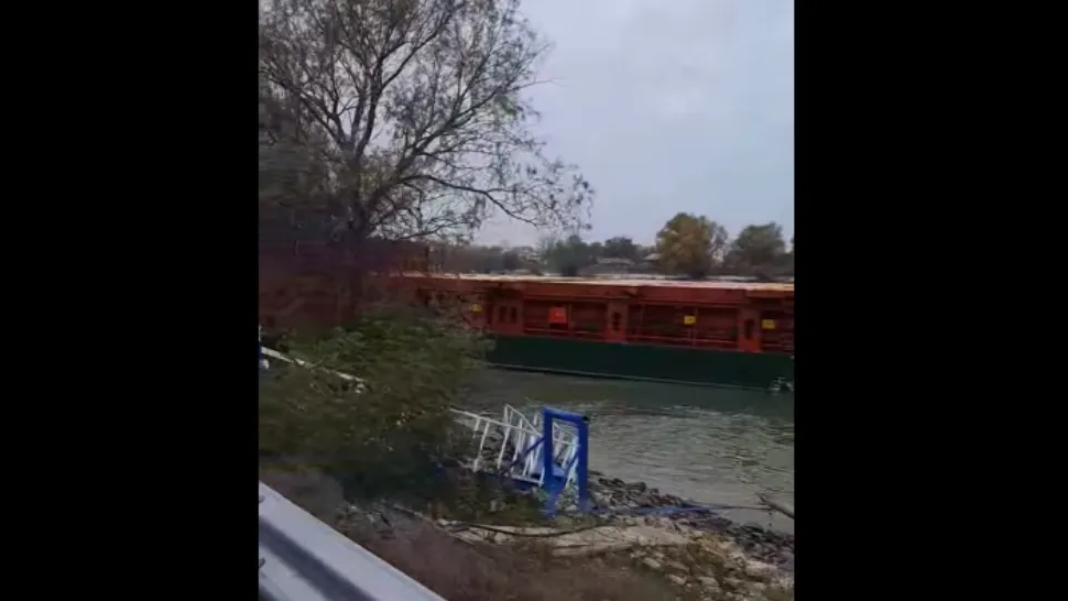 O navă încărcată cu minereu a fost la un pas să lovească pontonul unei pensiuni! Incident pe Dunăre - VIDEO