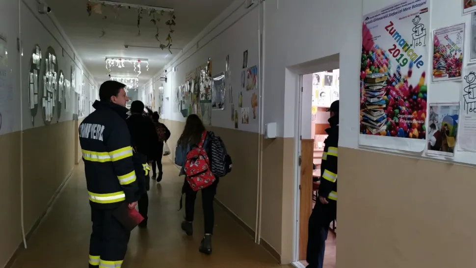 Incendiu la o școală din Botoșani. Peste 600 de elevi au fost evacuați - FOTO