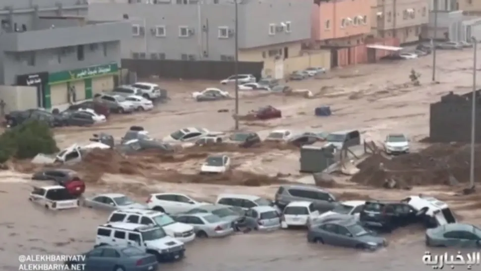 Vestul Arabiei Saudite, devastat de inundații. Casele și mașinile oamenilor au fost luate de ape - VIDEO