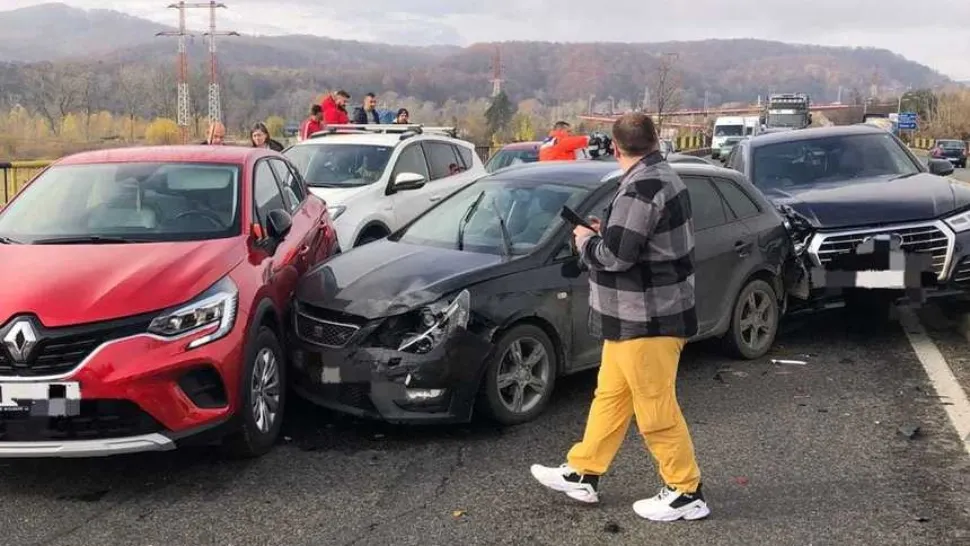 Carambol cu 7 autovehicule pe DN 1! 13 adulţi şi un copil, implicați în accident - Trafic blocat - FOTO