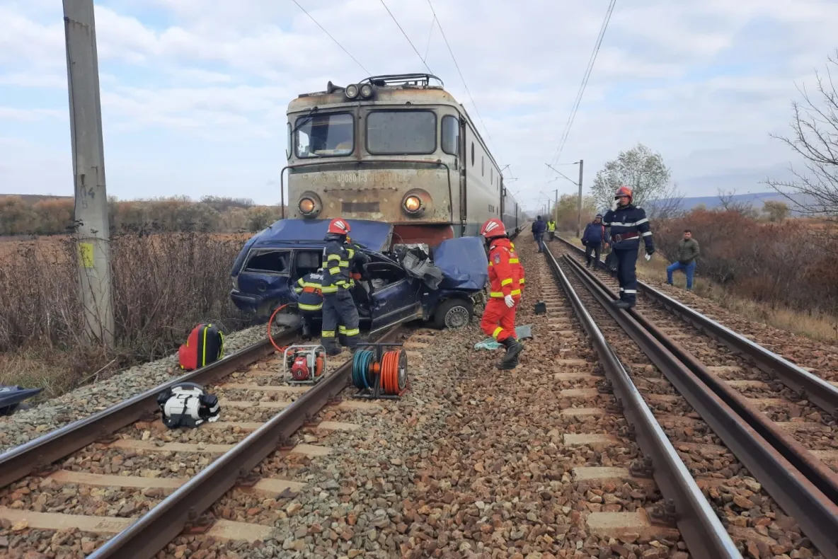Mașină lovită de tren, în Neamț - În mod miraculos, o femeie și copilul ei au supraviețuit impactului