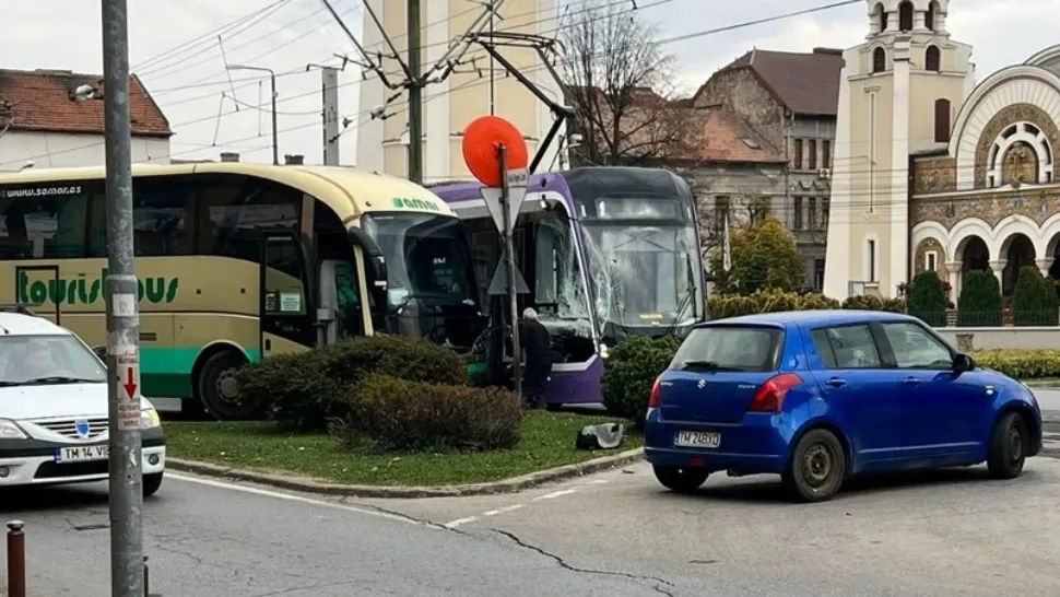 Accident între un tramvai și un autobuz, în Timişoara. Traficul în zonă, complet blocat 
