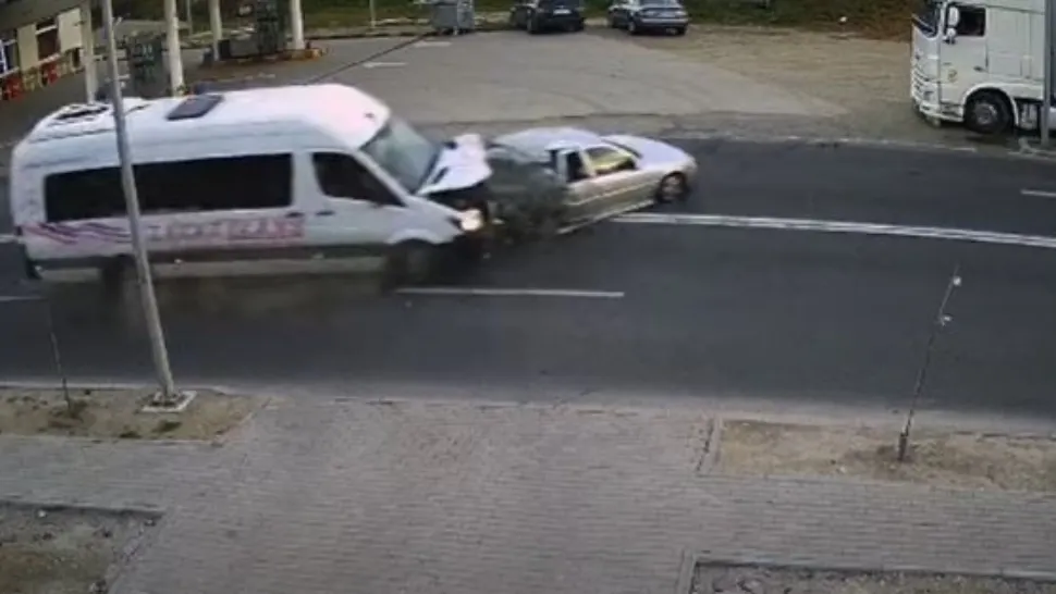 VIDEO - Accident grav surprins de camerele de supraveghere - Bebeluș în stop cardio-respirator, doi bărbați răniți grav