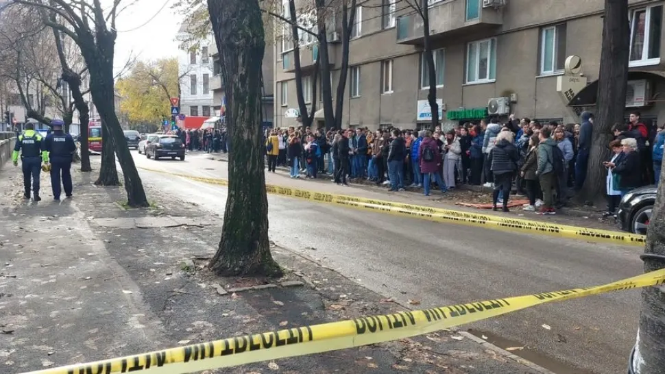 Alertă cu bombă la un liceu din Timişoara. Peste o sută de persoane au fost evacuate - FOTO