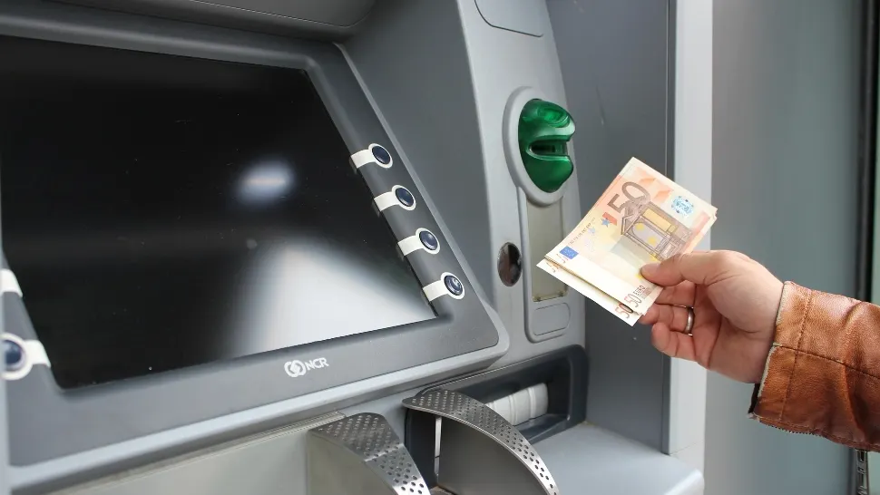 Cum a furat angajata unei bănci din Galaţi peste 500.000 de euro din conturile clienţilor