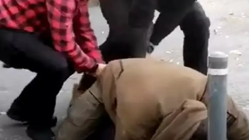Bărbat înarmat, pus la pământ și încătușat, pe Calea Victoriei din București -VIDEO