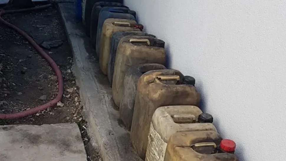 Percheziții la hoții de combustibil, în Olt. În ultimii 2 ani au furat peste 20 de tone de produse petroliere