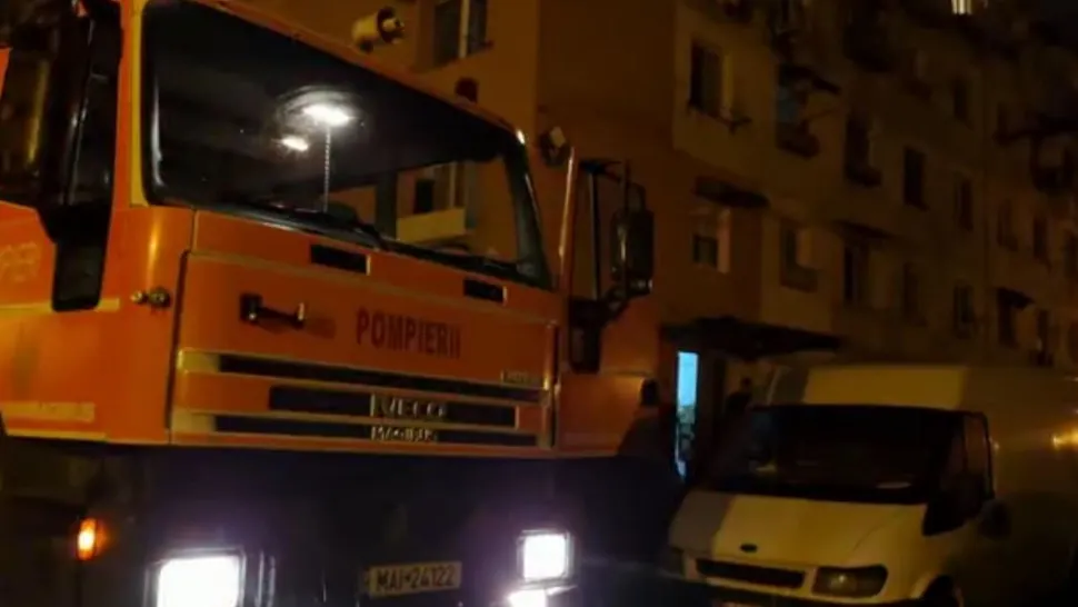 Incendiu într-un bloc din Craiova. 20 de persoane evacuate. Totul a pornit de la un scurt circuit (video)