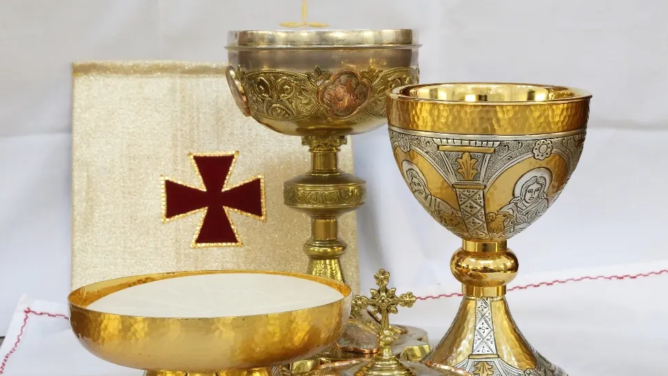 Un bărbat a spart biserica din sat, a băut tot vinul pe care l-a găsit și a adormit 