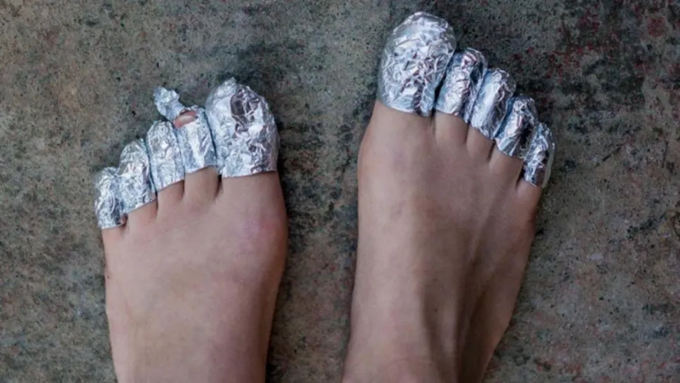 Ce se întâmplă dacă pui o bucată de aluminiu pe degetele de la picioare. Iată ce spun specialiștii!