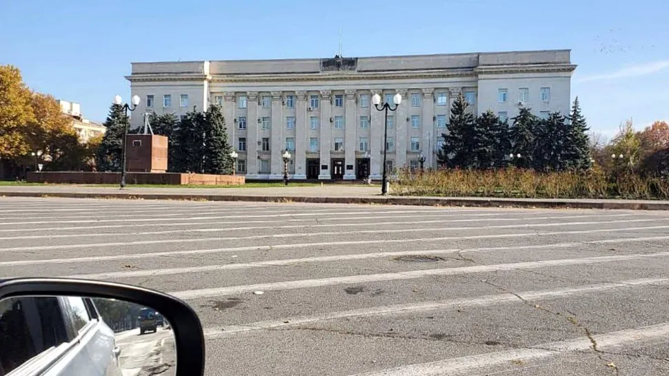 Război Ucraina. Rusia s-a pregătit să retragă trupele din Herson și și-a scos steagul de pe clădirile administrației locale