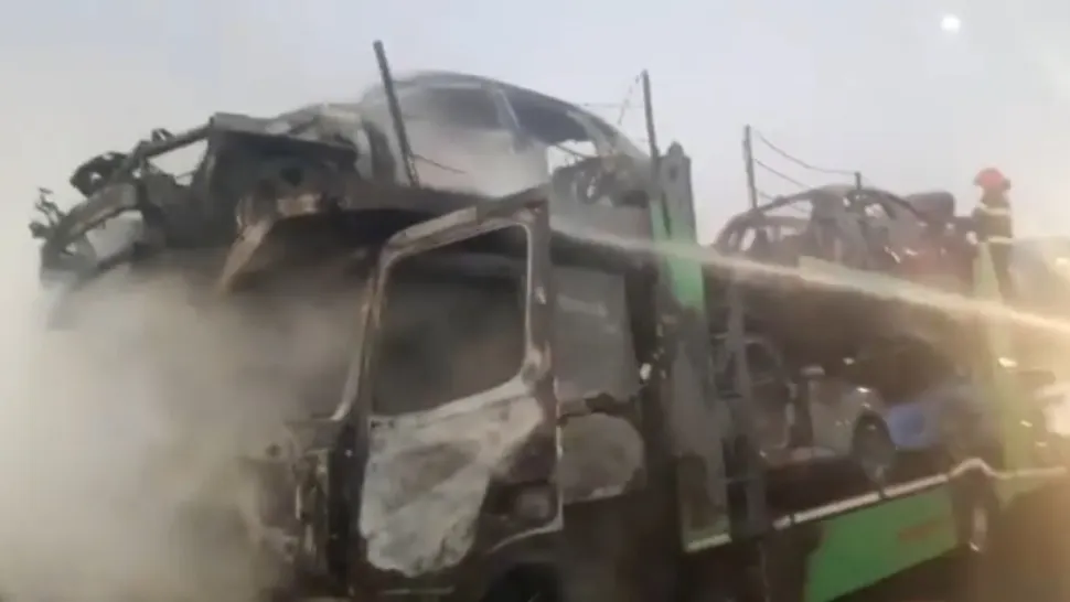 Autoplatformă în flăcări - 8 autoturisme, făcute scrum. Incendiu devastator pe șosea - VIDEO