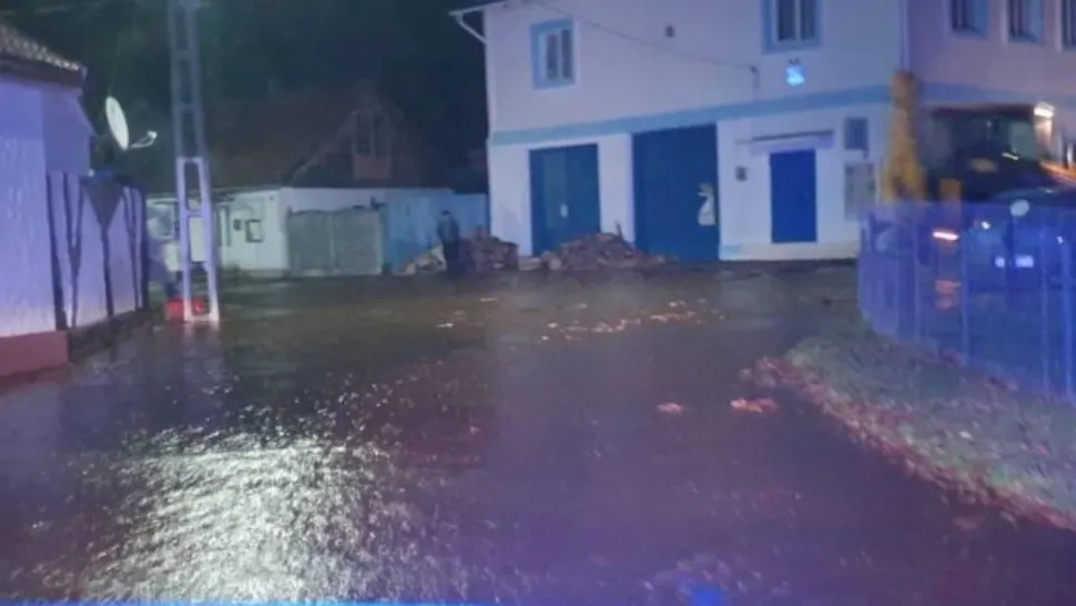 Inundație în Caraș-Severin după o pană de curent - Șuvoaie de apă în casele și curțile oamenilor, în toiul nopții - Imagini de coșmar