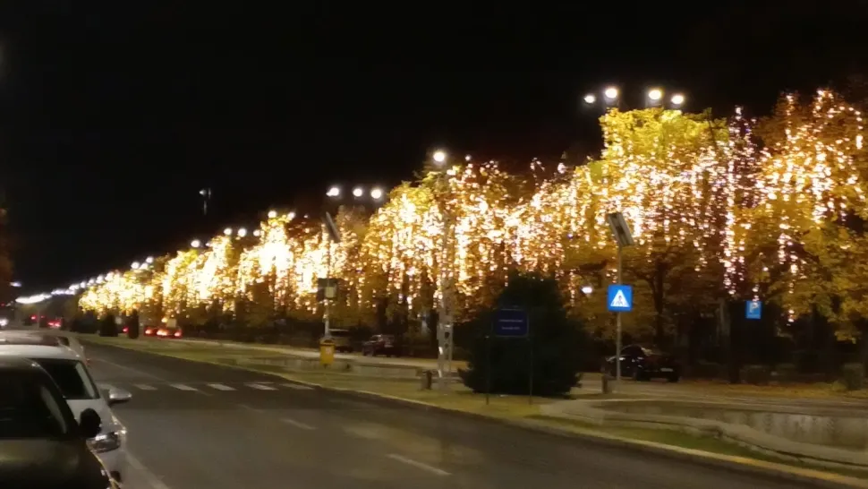 Guvernul României stinge lumina, Primaria Capitalei aprinde luminițele de Crăciun