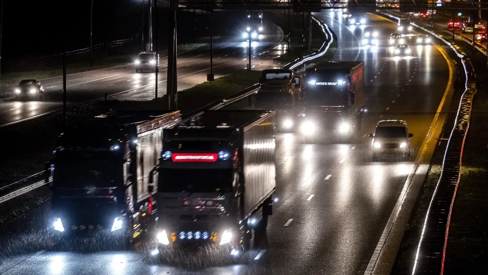 Sancțiuni dure pentru șoferii care fac acest lucru în trafic. Când ai voie să dai flash-uri pe șosea