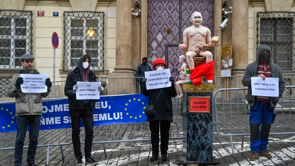 „Naked Killers” - sculptura cu Putin gol stând pe WC și cu Lukașenko în brațe, scoasă la licitație (VIDEO)