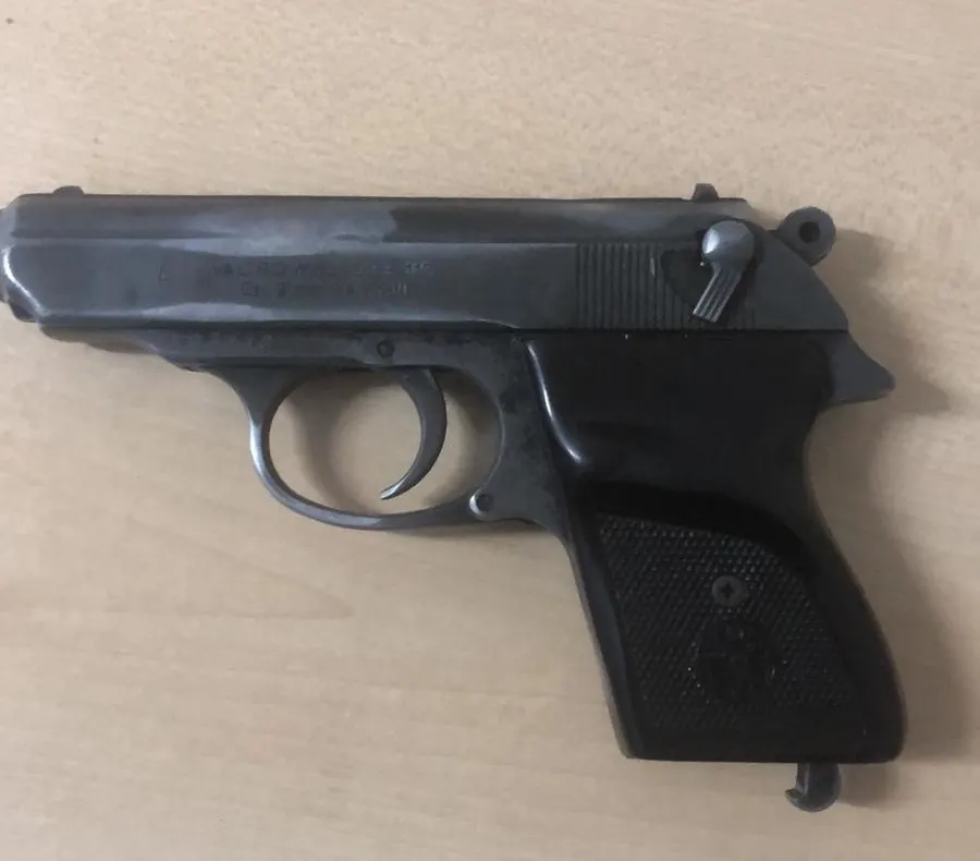 Un pistol cu gaz şi mai multe proiectile, ascunse sub cărți, în banca unui elev de liceu! Ce voia să facă cu ele