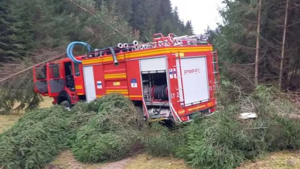 O mașină a pompierilor, implicată într-un accident - Două persoane au fost rănite