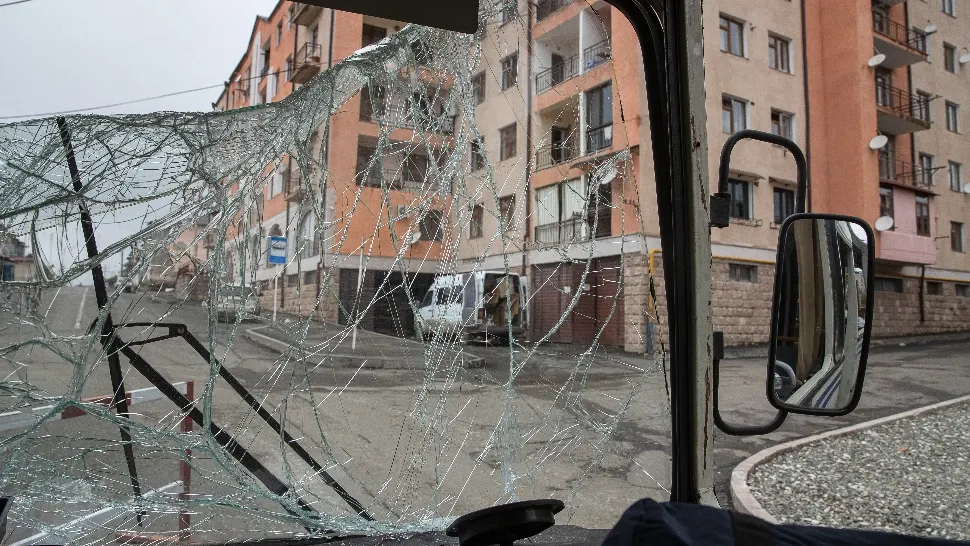 Scene de groază în Baia Mare. Un pasager a făcut praf un AUTOBUZ și a ieșit pe geam - VIDEO 