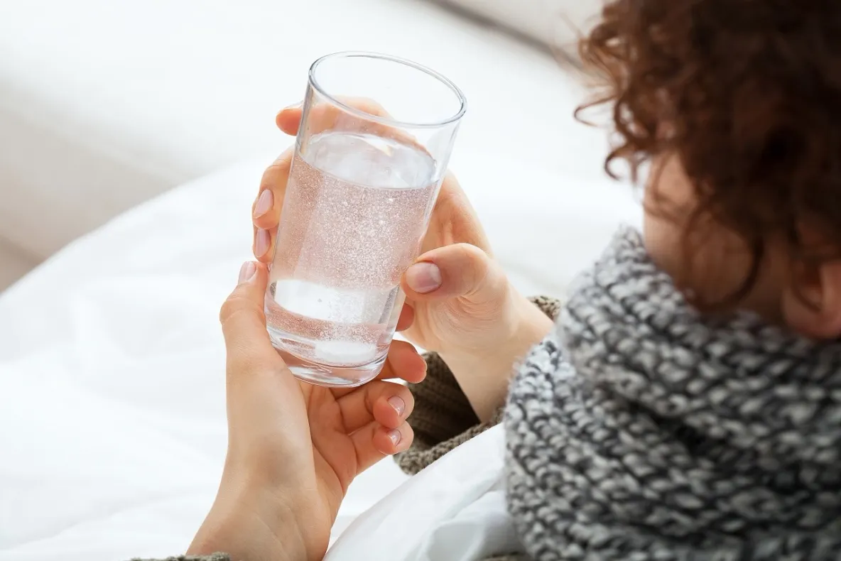 Știi câtă apă e bine să bei iarna, chiar dacă nu ți-e sete? 4 trucuri pentru o bună hidratare - Sănătatea ta depinde de asta