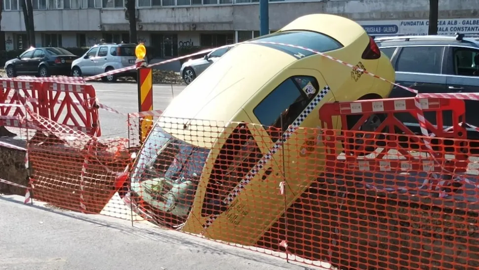 Un taxi FĂRĂ șofer a căzut într-un șanț de canalizare. Accident bizar la Constanța - FOTO/VIDEO