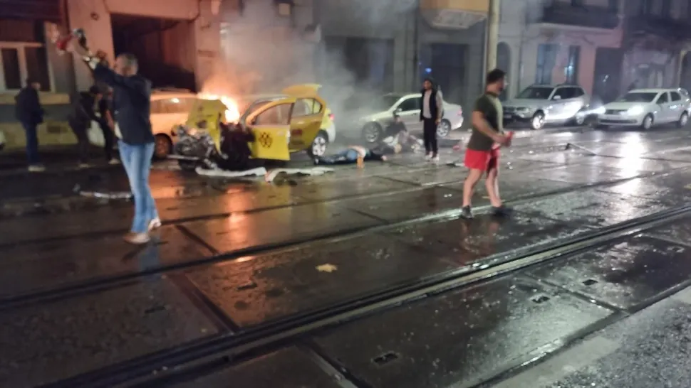 Accident grav în centrul Bucureștiului. Un taxi a luat foc după impactul cu un autobuz. Șoferul a murit, alte 4 persoane rănite - VIDEO