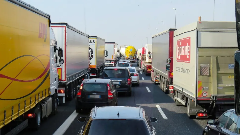 Coloană de camioane de 13 kilometri înainte de frontieră, la Nădlac II