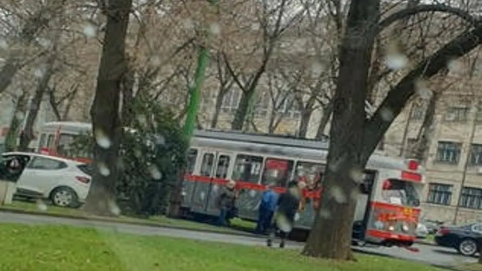 Tramvaiul lui Moş Crăciun s-a tamponat cu o mașină, la Arad. Incident în trafic
