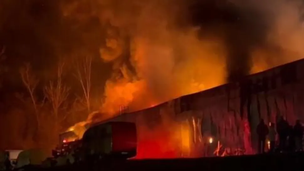 Panică în Cluj-Napoca: Incendiu violent, marți seară, în halele din Tetarom - Mobilizare masivă din Alba și Sălaj - VIDEO
