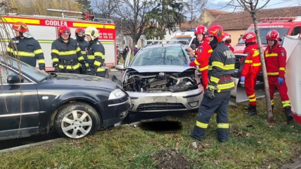 Accident grav între un TIR și un autoturism, în Brașov. Au intervenit echipa de descarcerare și un echipaj SMURD