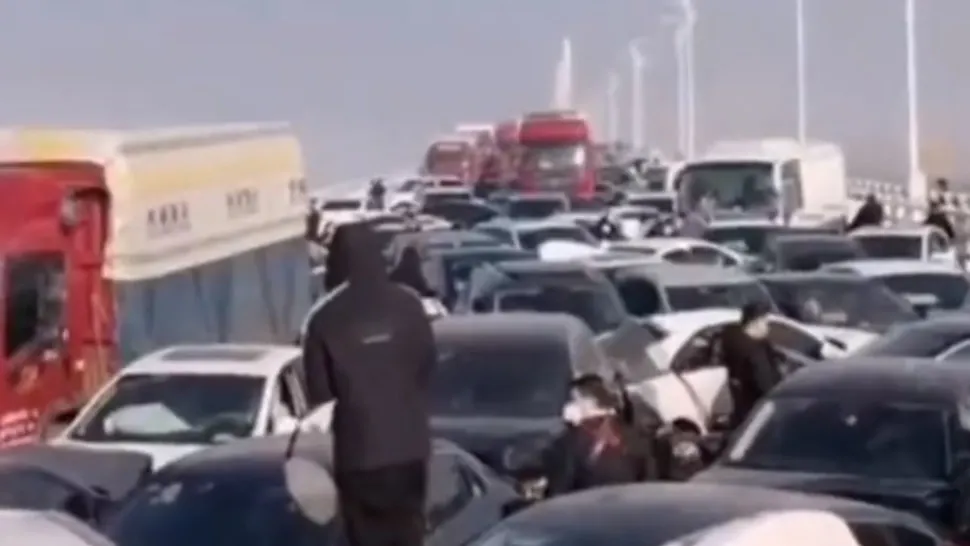 Carambol cu 200 de autovehicule pe un pod, din cauza ceţii. O persoană a murit - VIDEO
