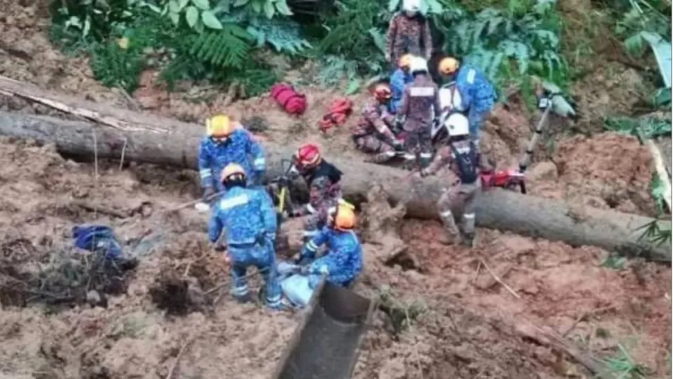 Cel puţin 10 persoane aflate într-un camping au murit în urma unei alunecări de teren, în Malaezia