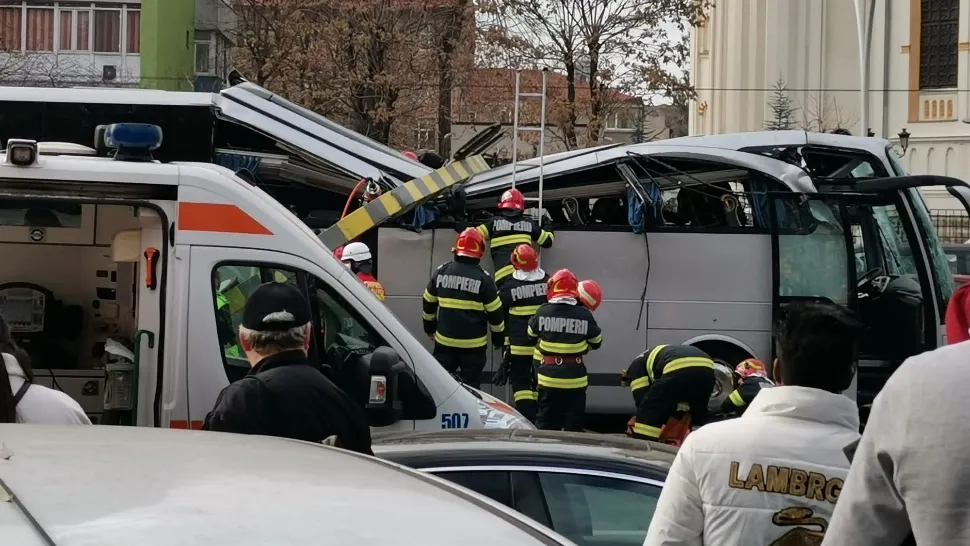 Autocar plin cu turiști greci, STRIVIT la intrarea în Pasajul Unirii, din Capitală: 1 MORT, 1 la ATI, 23 răniți, inclusiv copii - FOTO