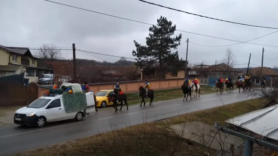 Locuitorii unei comune din Olt și-au organizat propria paradă de Ziua Națională. Cu ce au fost înlocuite tunurile și Arcul de Triumf - VIDEO