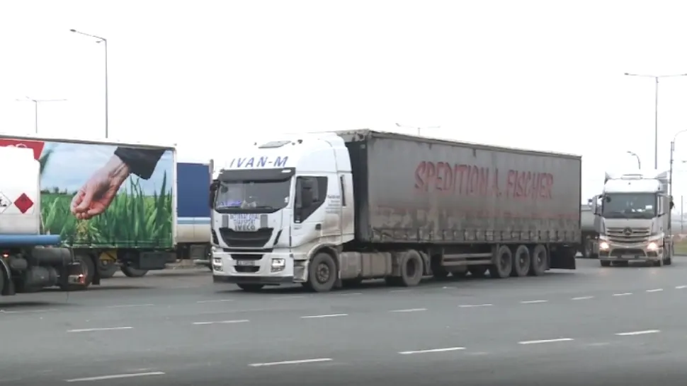 Un milion de persoane au tranzitat frontierele României, zilele acestea. Cozi uriașe și timpi de așteptare în continuă creștere: ce spun transportatorii 