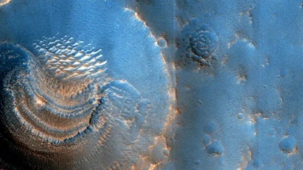 Forme MISTERIOASE în craterele lui Marte, fotografiate de o navă spațială a NASA și făcute publice. Unde au fost depistate