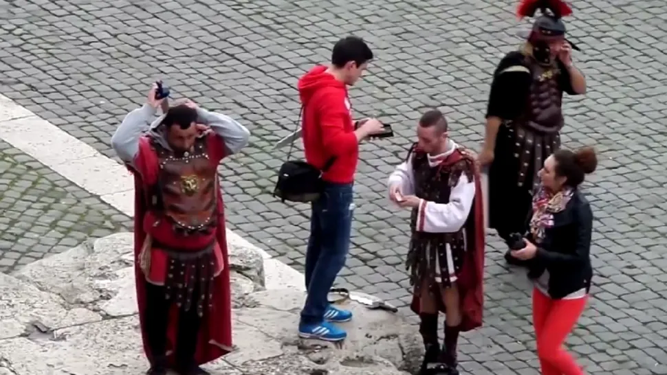 Trei gladiatori falși, arestați la Roma. Cum îi înșelau pe turiști